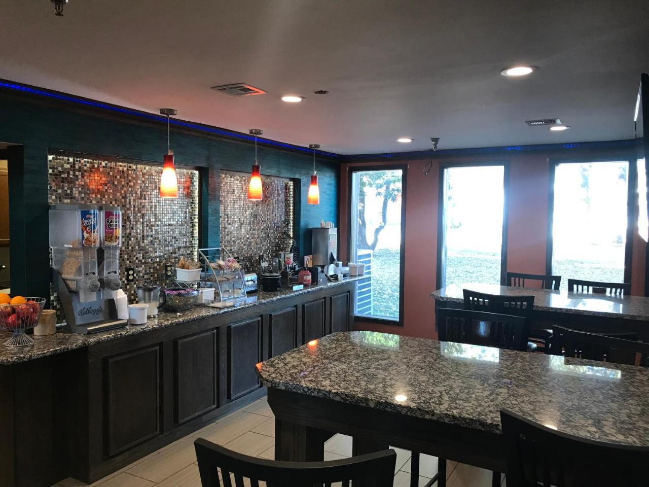 Super 8 By Wyndham Fayetteville Extérieur photo